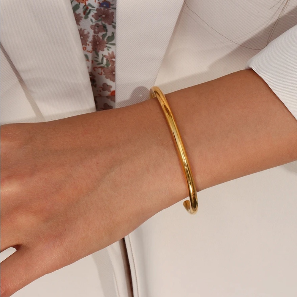 NEW 18K GOLD CUFF BANGLE BRACELET, NICE BRACELET, CUTE BRACELET - Picture 2 of 7
